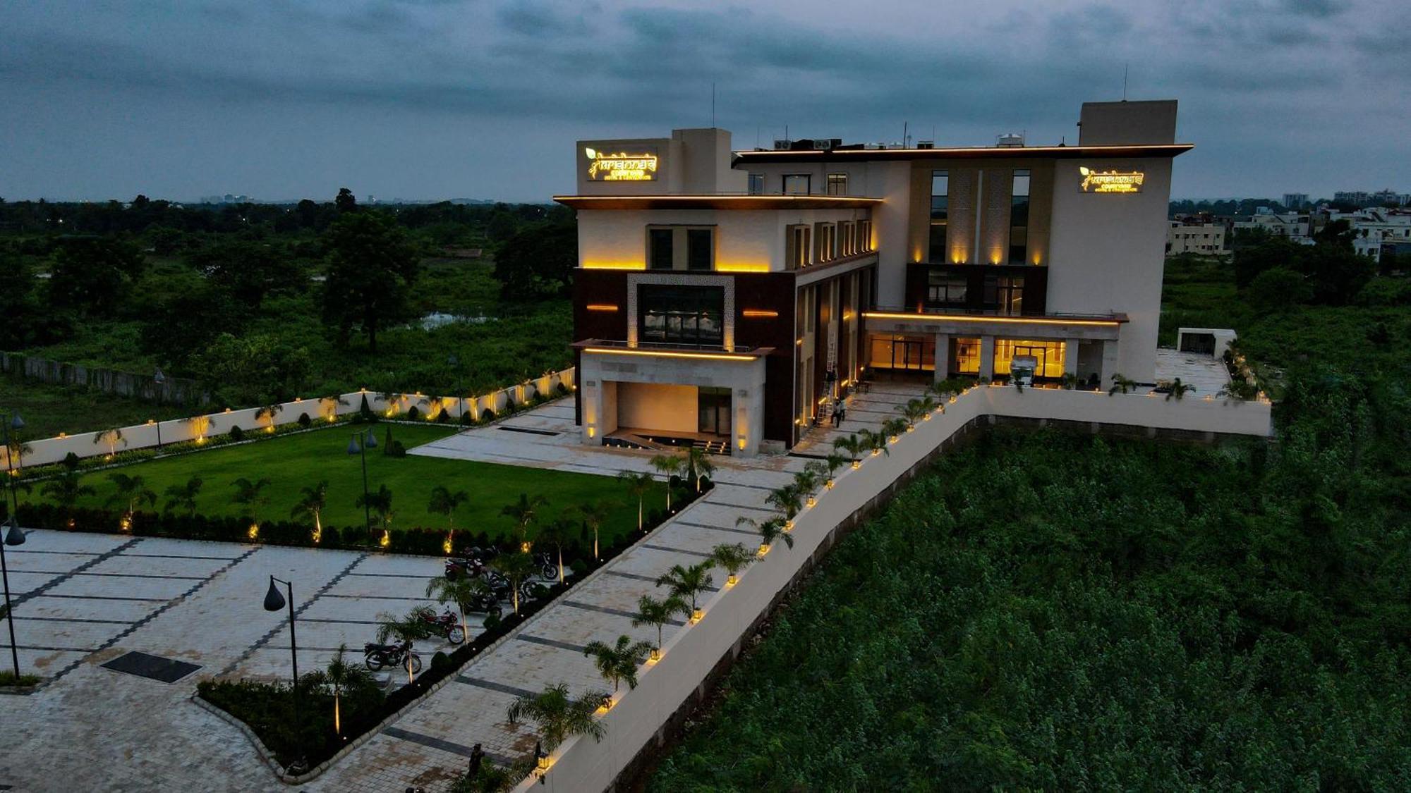 Krishna'S Courtyard Hotel & Convention Urali Exterior photo